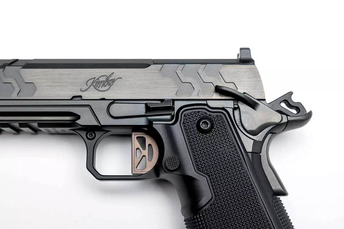 Удлинённые рычаги предохранителя удобно расположены и не занимают много места. Гладкий и плоский спусковой крючок из алюминия — один из лучших среди заводских моделей.