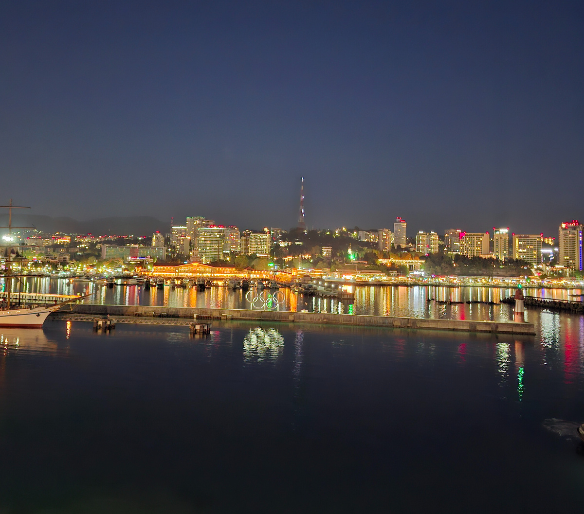 Вечерняя атмосферность. Вокзал здесь, хоть и не на первых ролях, но задает тон всей композиции.