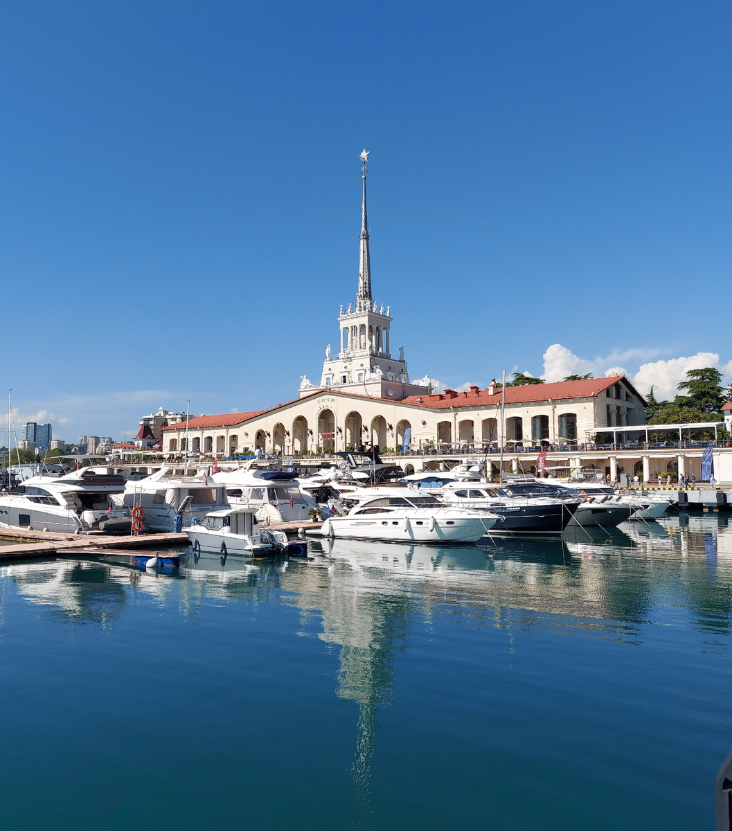 А вот - уже в дневном ракурсе. Романтику оставим до вечера, а сейчас - ампир во всей красе и яхты, яхты...