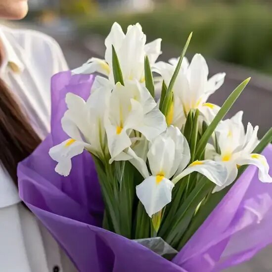   Сезонные цветы на выпускной. Ирисы белые от AzaliaNow Мария Казённова