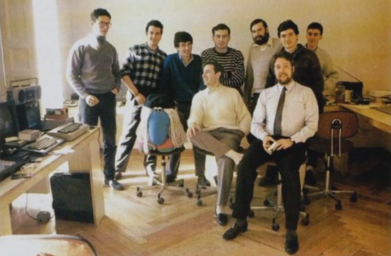 Группа Opera Soft, слева-направо: Gonzalo Suárez, Carlos Díaz, J. R. Fernández Maqueira, J. A. Morales, Paco Súarez, Ernesto Fernandez y Abel Ruíz. Сидя: Pedro Ruiz y Arturo Fernández.