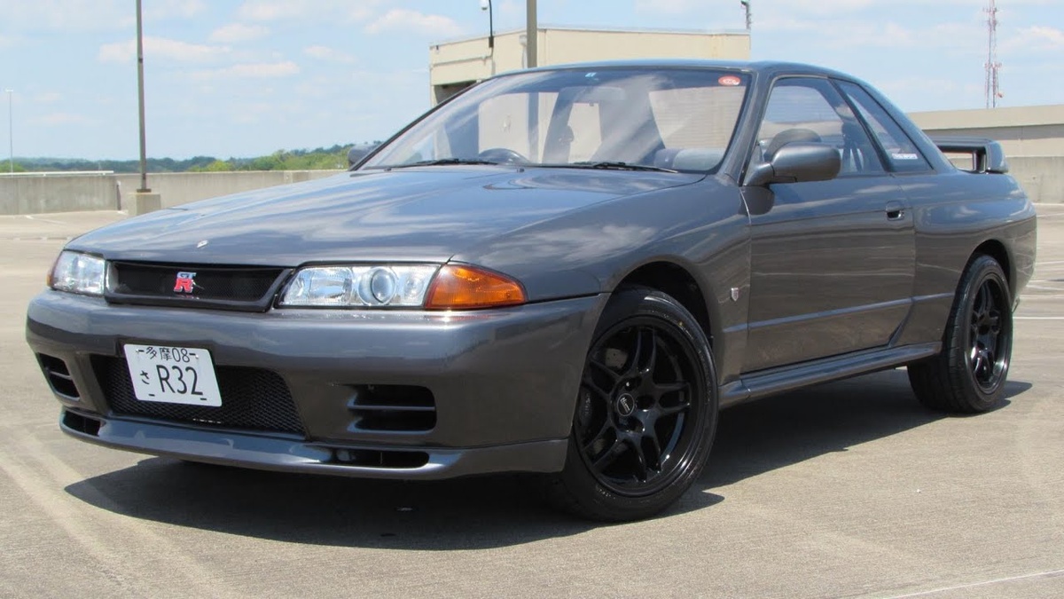 Nissan R32 в 3/4 ракурсе на улице