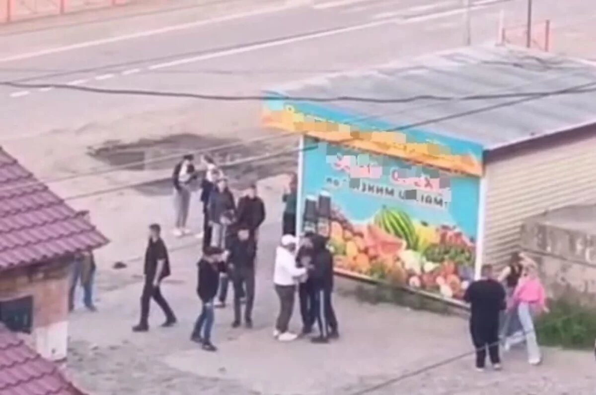    Две компании что-то не поделили и пошли стенка на стенку.