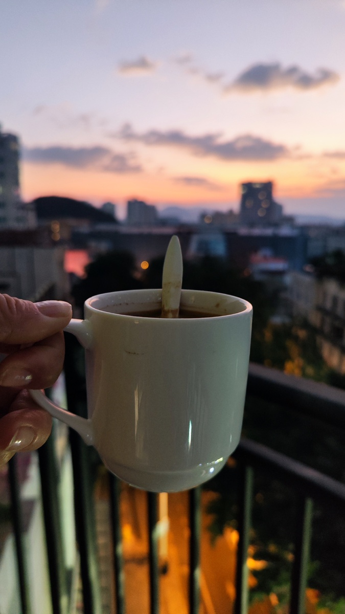 Рассвет и кофе от Палыча на балконе нашего отеля "Yun Zhi Ju Hotel". 