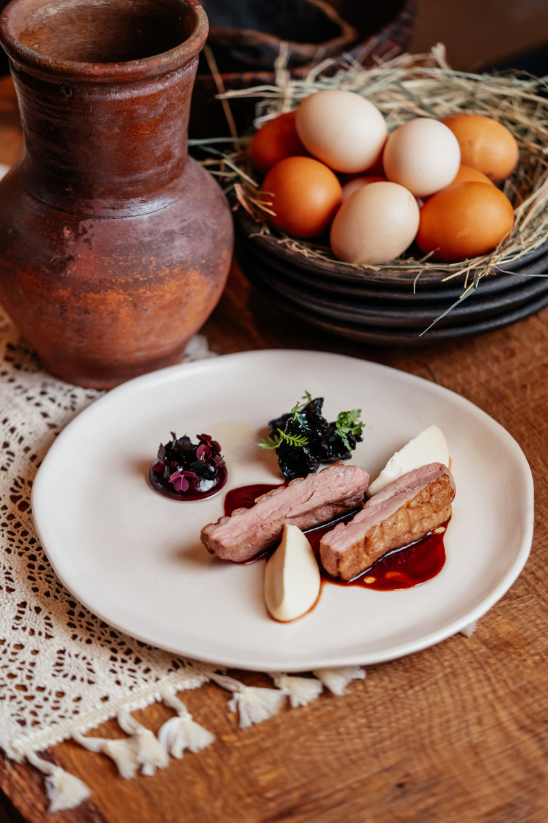 Утиная грудка с вяленой свеклой, кремом из копченого пастернака и соусом на брусничном взваре   Фото: «Закрома»