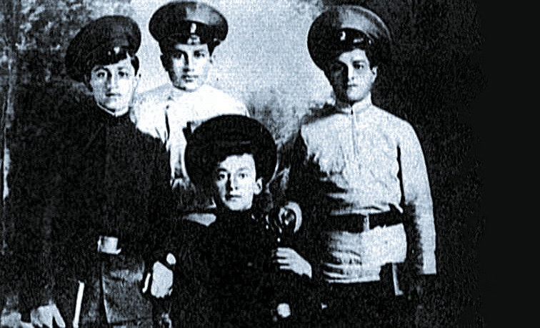 Герой повествования (сидит в центре) в Сухумском училище.