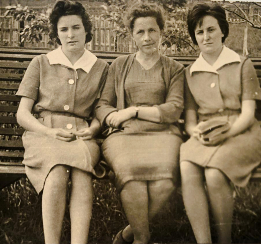 Фото из личного архива. В интернате с воспитательницей. Справа Светлана-моя мама, слева её сестра Людмила