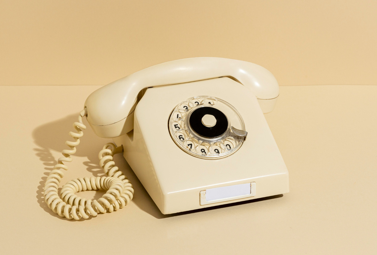 https://ru.freepik.com/free-photo/vintage-yellow-telephone-arrangement