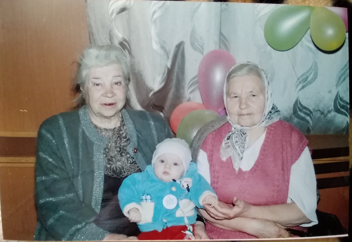 Бабуля Лида, маленькая Лиза, бабуля Маруся. На свадьбе брата Андрея. Получается прабабушки с правнучкой. 