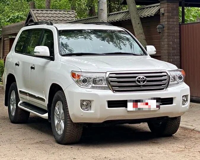 Пробег 6150 км за 10 лет: разбираю феномен Toyota Land Cruiser 200 за 8,28 миллиона