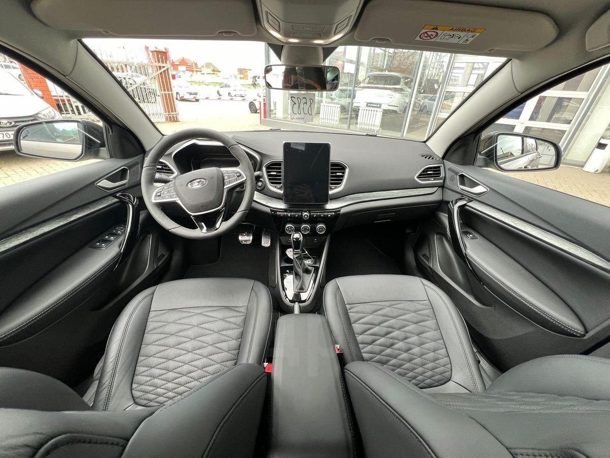 Открываю дверь и первым делом замечаю — тут пахнет по-другому. Не знаю, чем они обрабатывают салон, но резкого аромата пластика, как раньше, нет.
