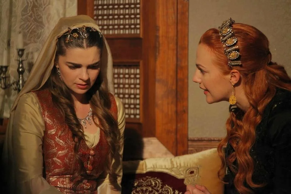 Хюррем и Михримах разговаривают о свадьбе