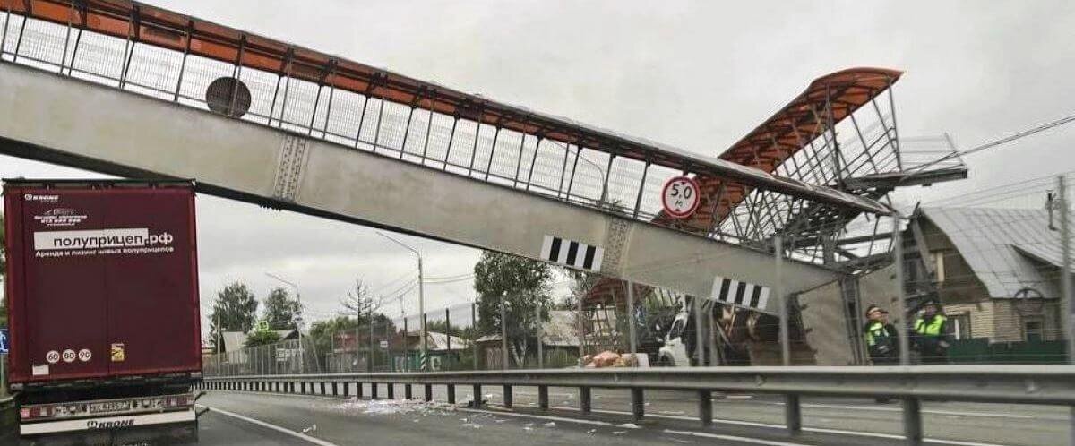 В АВАРИИ С ФУРОЙ ПОВРЕЖДЕН МОСТ НА ТРАССЕ М-7