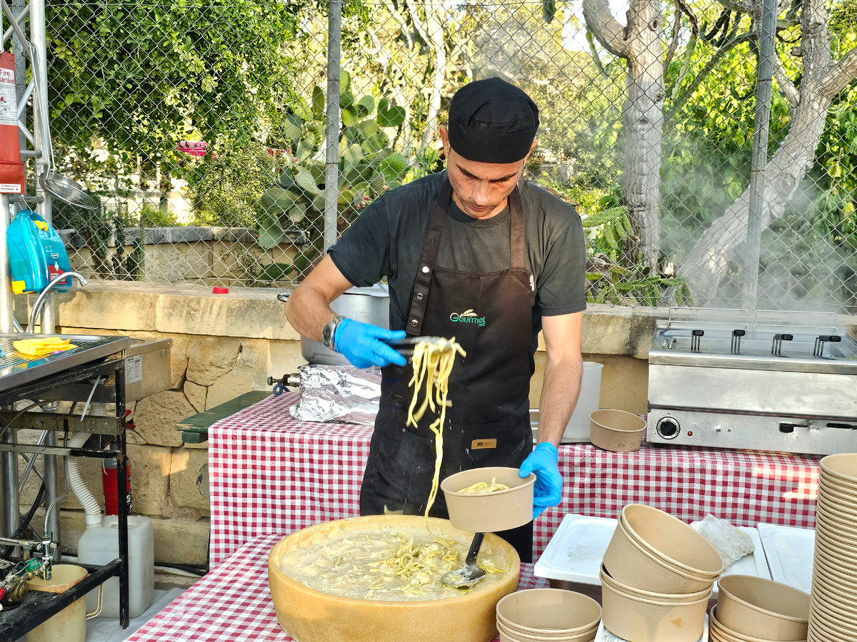 Берём домашнюю пасту, варим, горячей отправляем в целиковую пармезановую голову - и вуаля