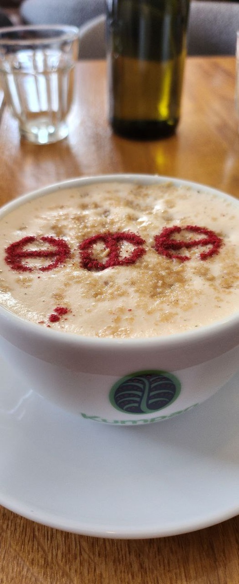 Моя цель посещения - это кофе "Уфачино" приготовленный из зерен выращенных умелыми  руками местных аграриев. На заднем плане та самая бутылка с водой. Собственное фото автора.