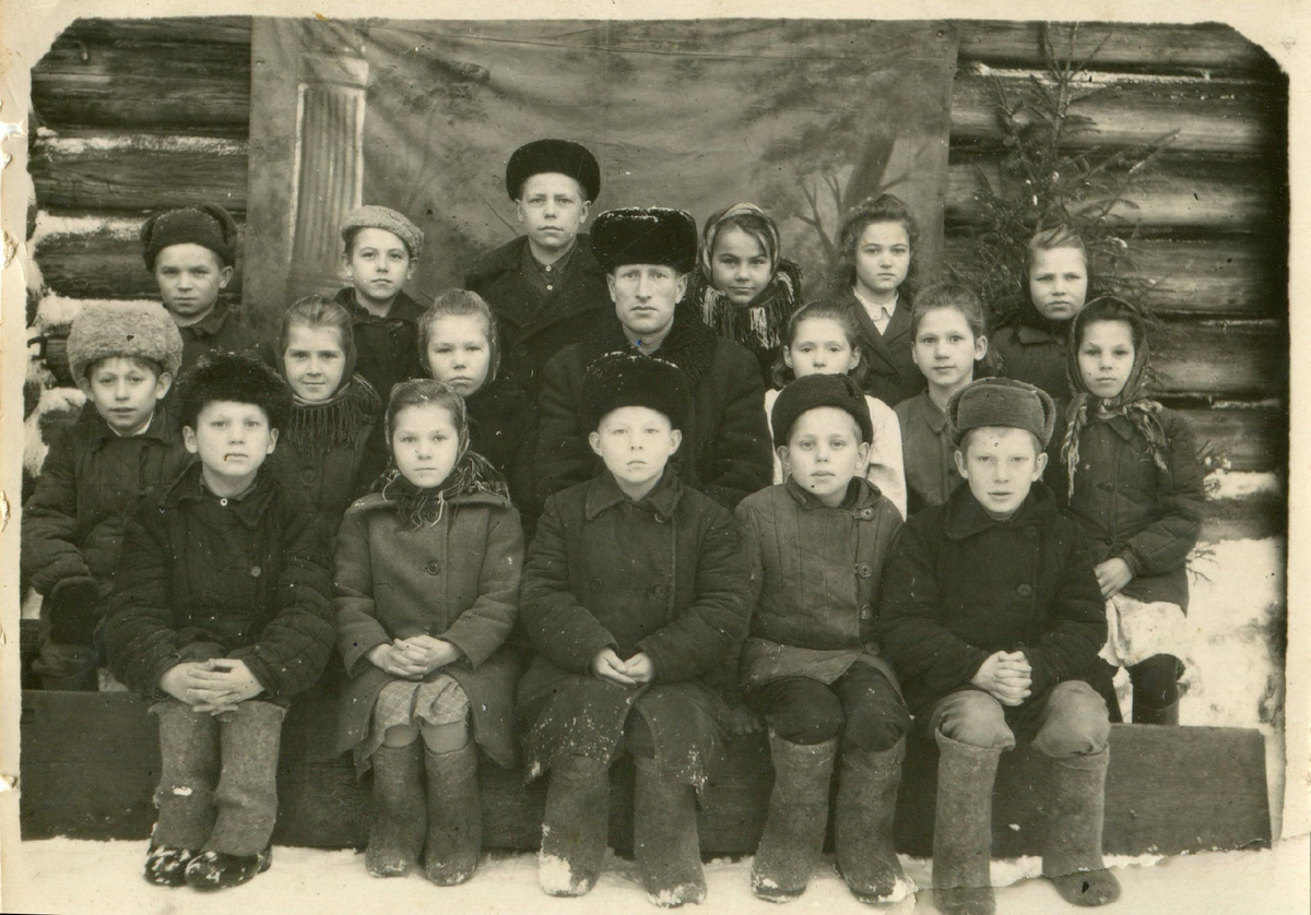 Учитель естествознания Иван Андреевич Тихонов с учениками. Конец 1950-х - начало 1960-х гг. Фото из архива Фонда "Крохино"