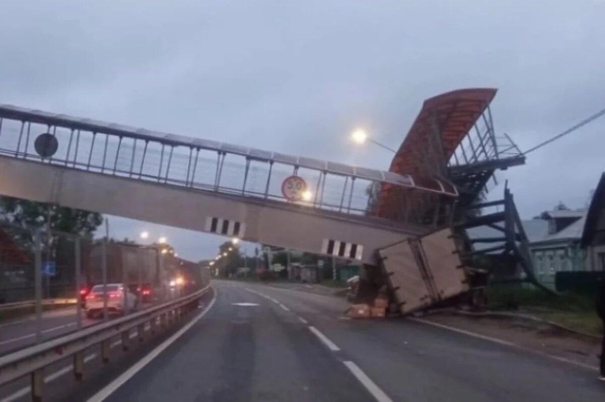    На трассе М-7 под Владимиром надземный переход обрушился после ДТП с фурой