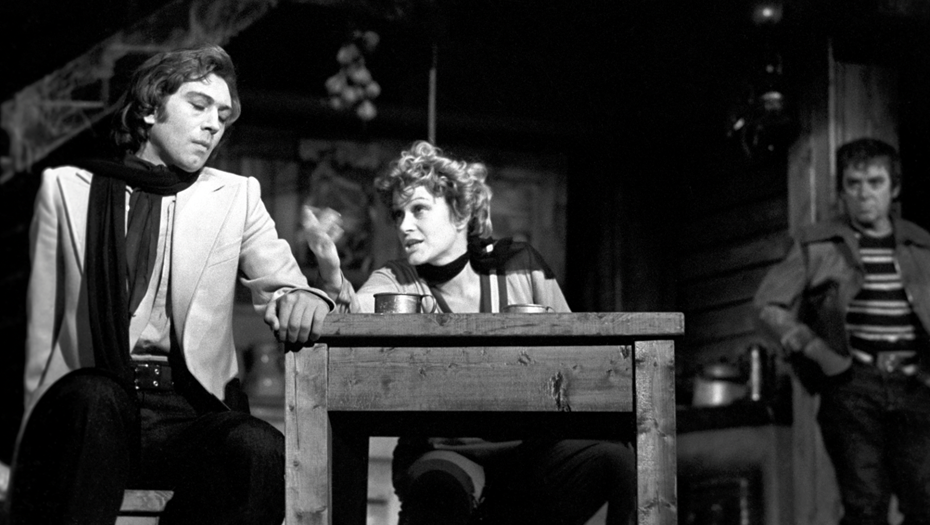    Академический театр имени Моссовета. Спектакль "Царствие земное" по пьесе Теннеси Уильямса (режиссер Павел Хомский). Геннадий Бортников в роли Лота (слева), Валентина Талызина в роли Мэртл и Георгий Жженов в роли Цыпленка. Декабрь 1978 Автор фото: Строков Михаил/ТАСС