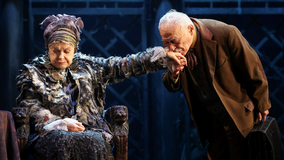    Актеры Валентина Талызина (Меропия Давыдовна Мурзавецкая) и Владимир Сулимов (Вукол Наумович Чугунов) в сцене из спектакля "Волки и овцы" режиссера Игоря Яцко по пьесе Александра Островского в театре им. Моссовета. Январь 2022 года Автор фото: Артем Геодакян/ТАСС