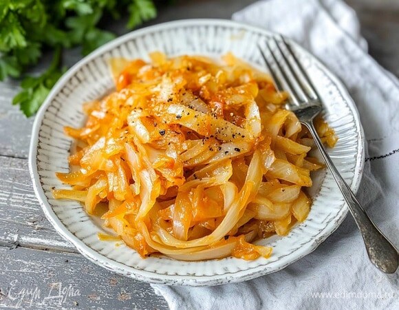 Тушеная капуста в кастрюле