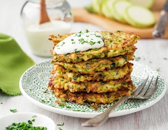 "Домашние были в восторге": как приготовить оладьи из кабачка с сыром
