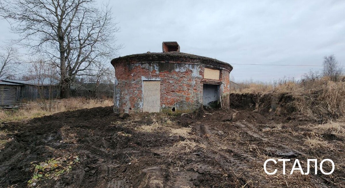 Здание насосной станции в Белозерске осенью 2024 года: пространство вокруг здания расчищено, оконные и дверные проёмы закрыты. Фото Фонда «Крохино»