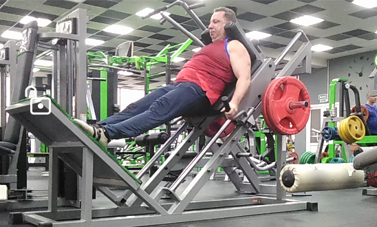 Выполнение гакк-приседаний с расположением ног немного выше середины платформы...