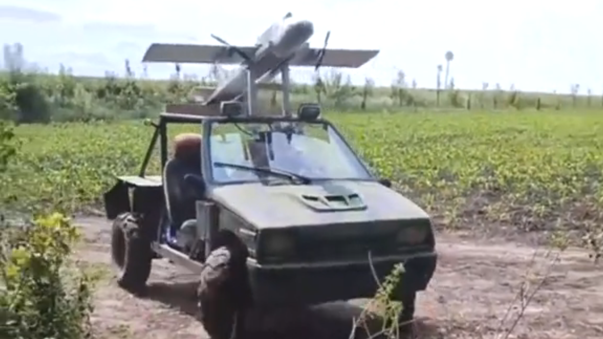 Запуск БПЛА Молния-2 с автомобиля ВАЗ 1111 Ока. Фото Лампа знаний