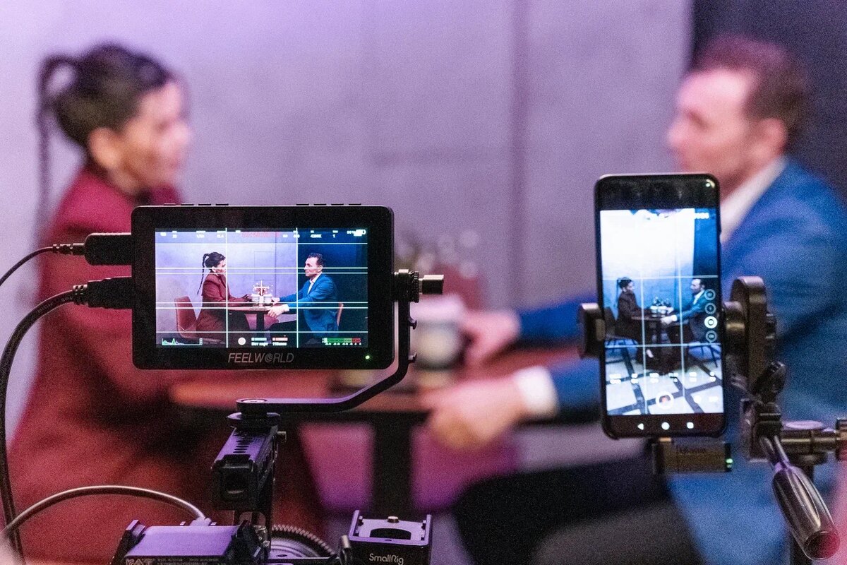 Одновременная съёмка в вертикальном и горизонтальном форматах на общих и средних планах требуют совершенно разного построения кадра