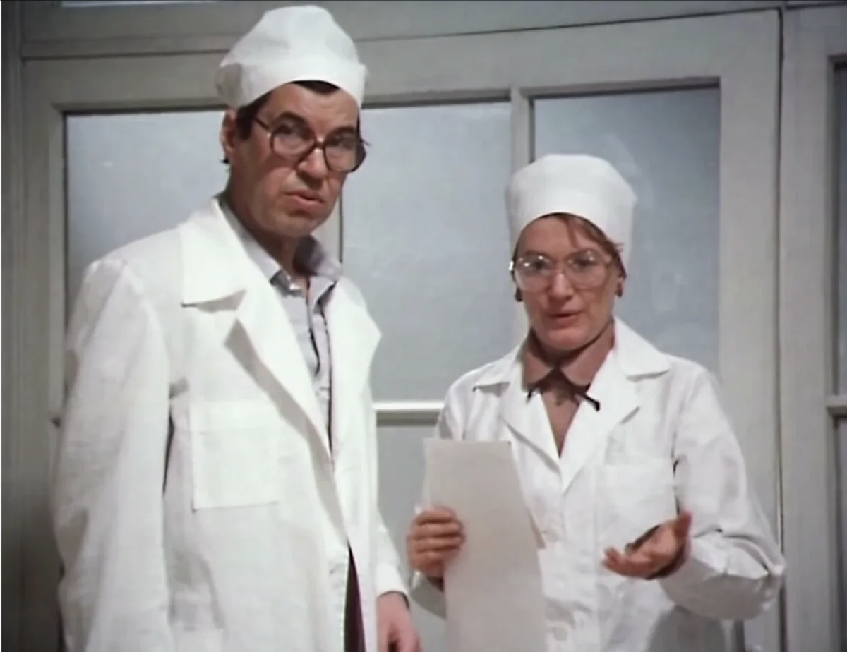 Валентина Талызина и Георгий Бурков в фильме "Гостья из будущего" 