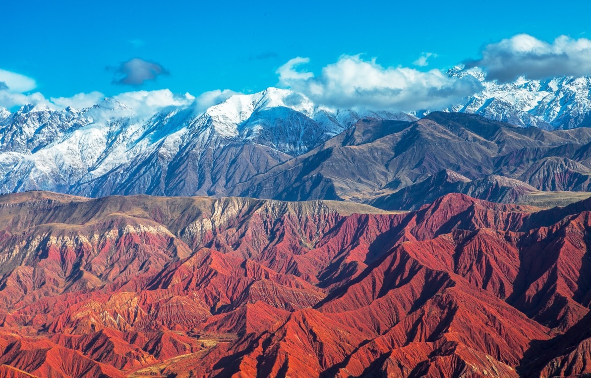 Тянь-Шань очень разнообразен, снежные пики и горы красного и охристого цветов создают невообразимые красочные пейзажи