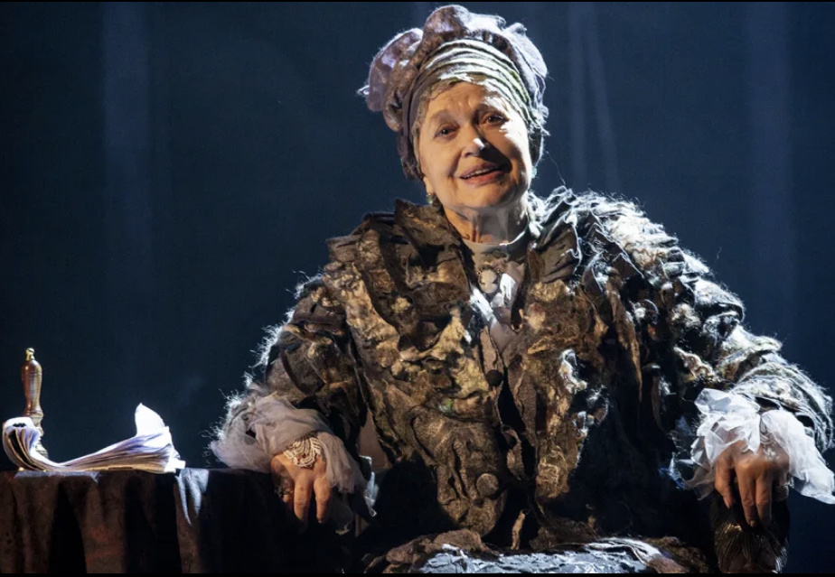Валентина Талызина в спектакле «Волки и овцы» А.Н. Островского в роли Меропы Давыдовны Мурзавецкой