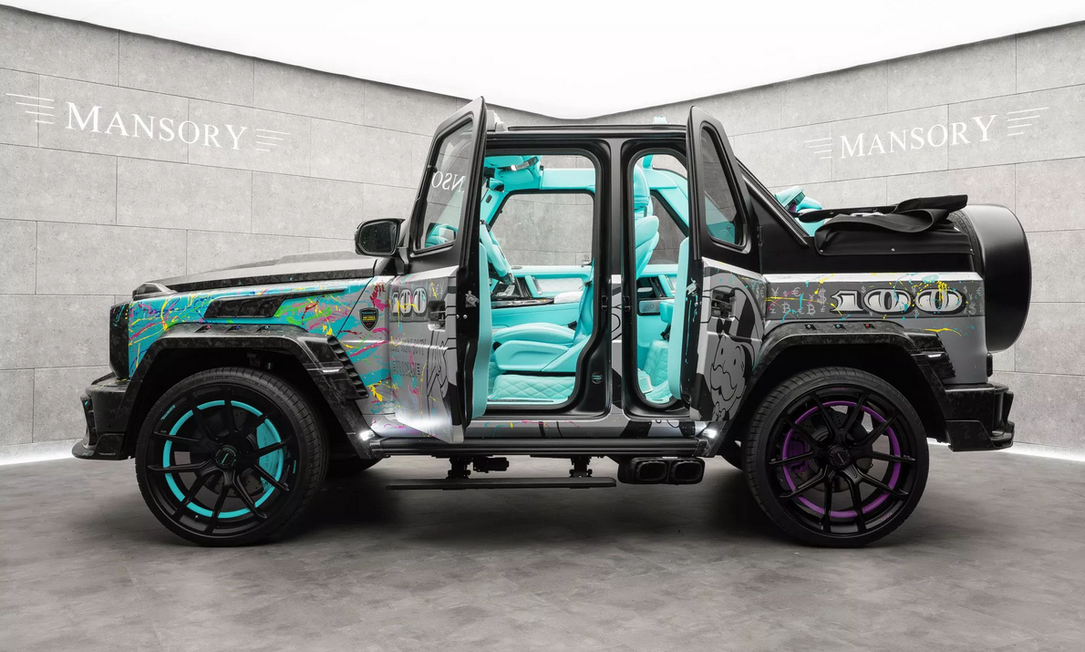 Интерьер автомобиля также полностью соответствует общему стилю.