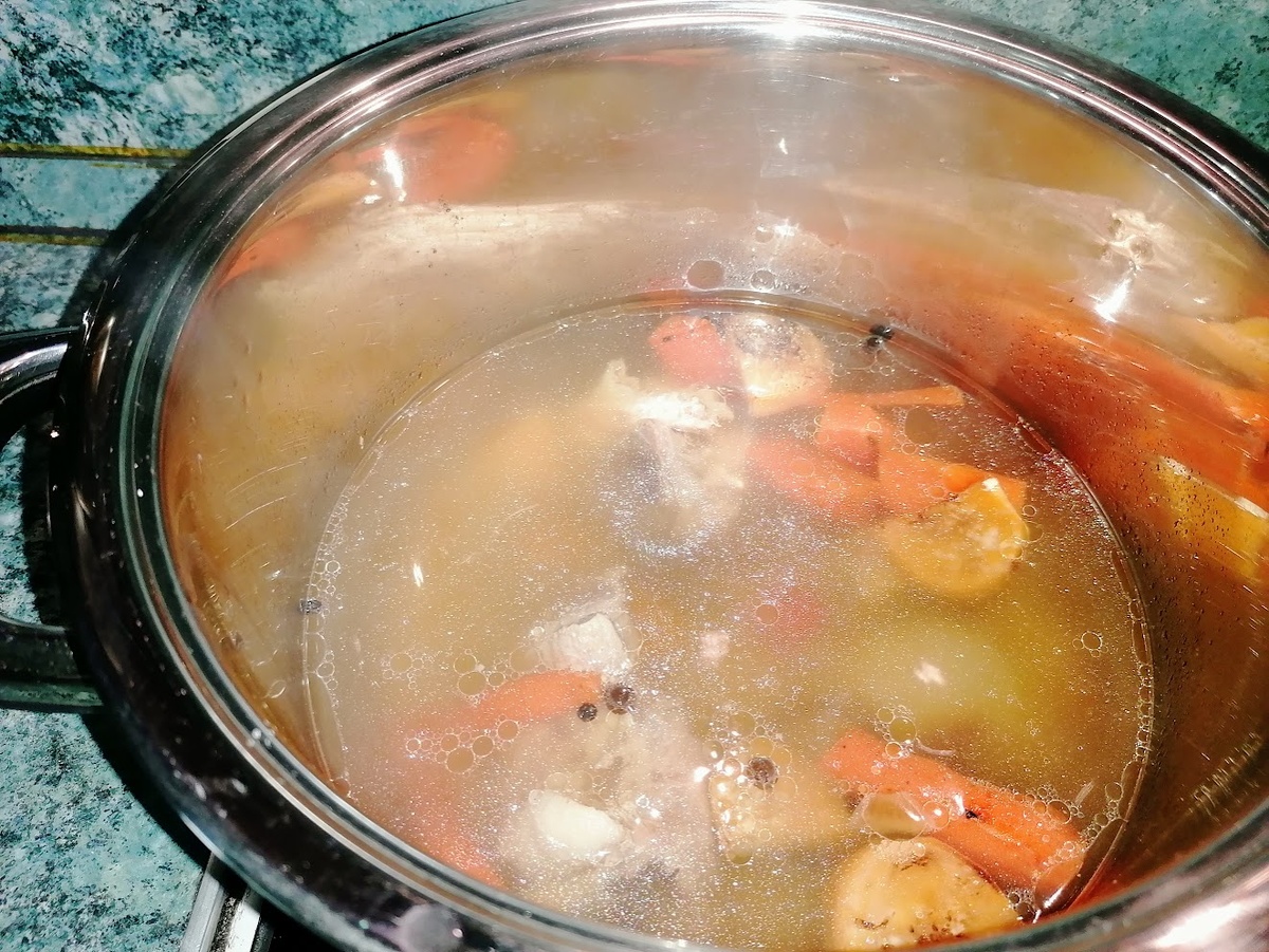 Сложно показать прозрачный бульон, когда он кипит