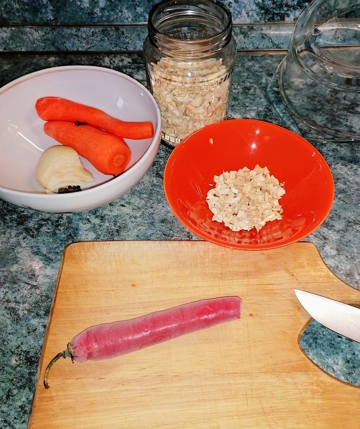 В оранжевой миске — сухие корень петрушки и корень пастернака