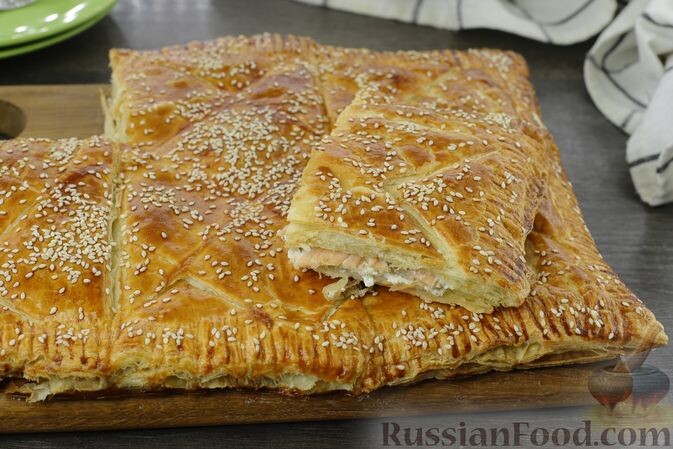 тесто слоёное бездрожжевое, сыр сливочный с зеленью, рыба красная копченая, яйцо, кунжут