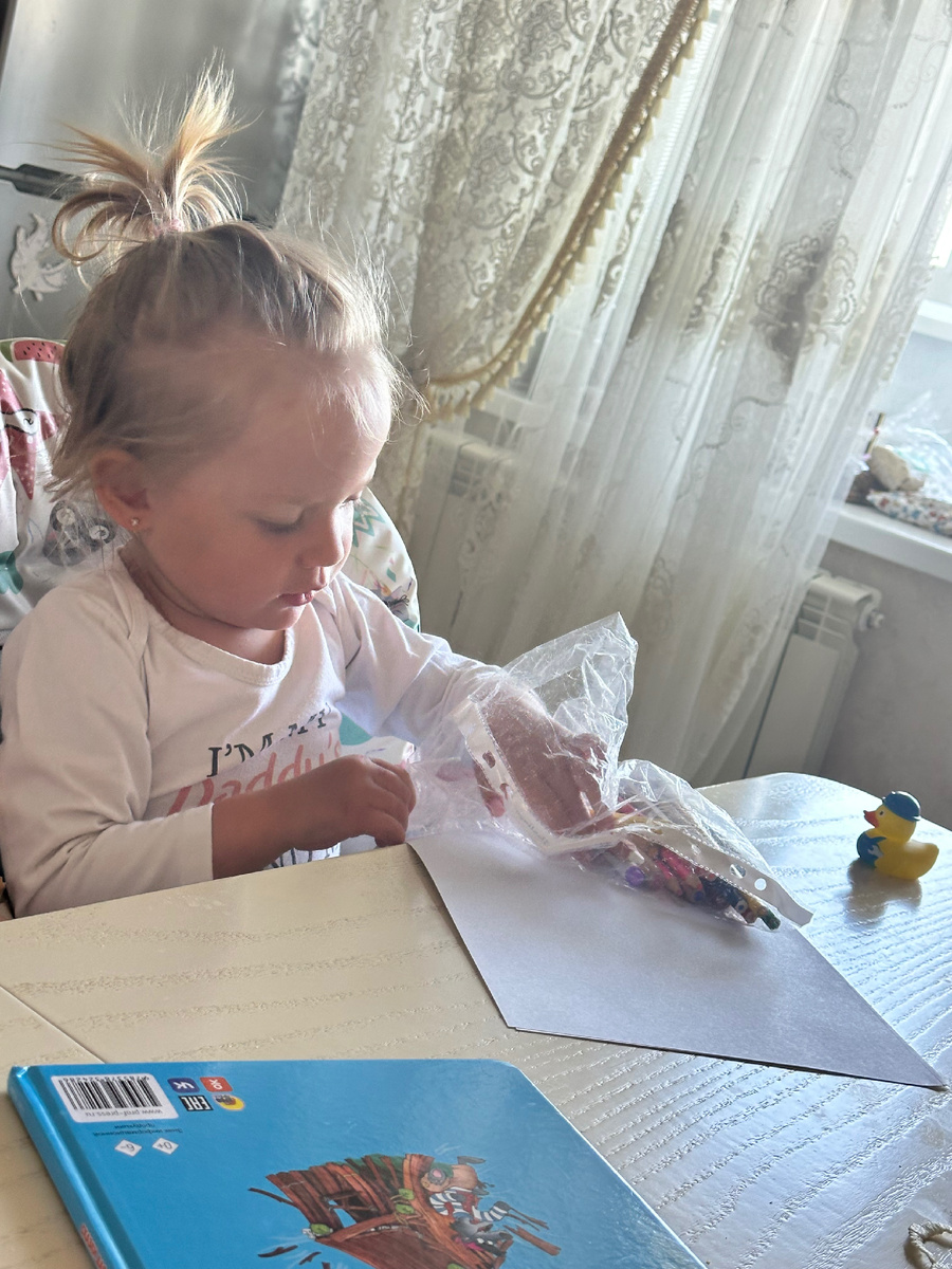 Екатерина сама складывает карандаши 