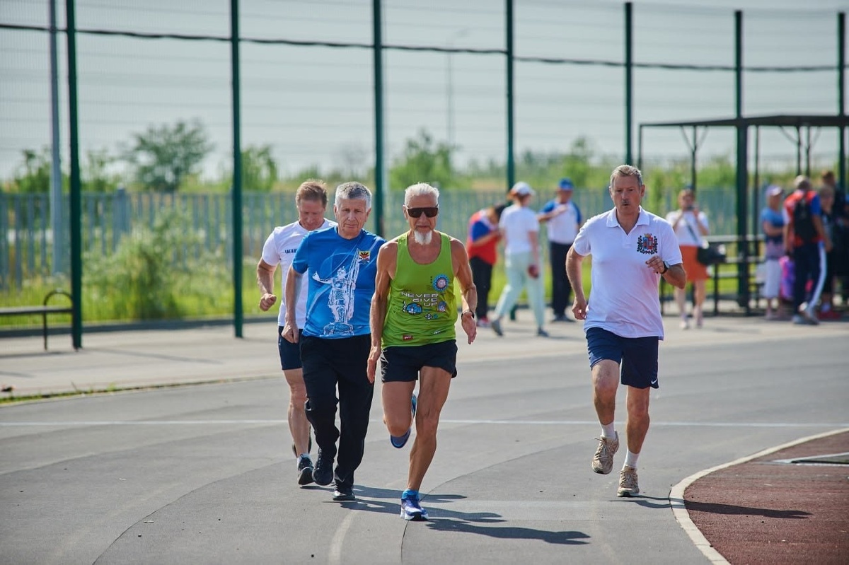 Я бегу по внутренней дорожке. 