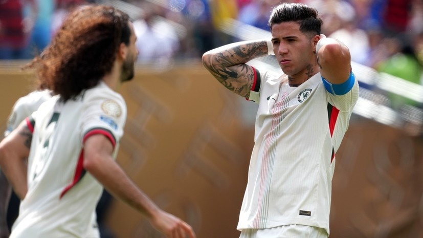     Футболисты «Челси» Марк Кукурелья и Энцо Фернандес Gettyimages.ru Chelsea FC / Contributor