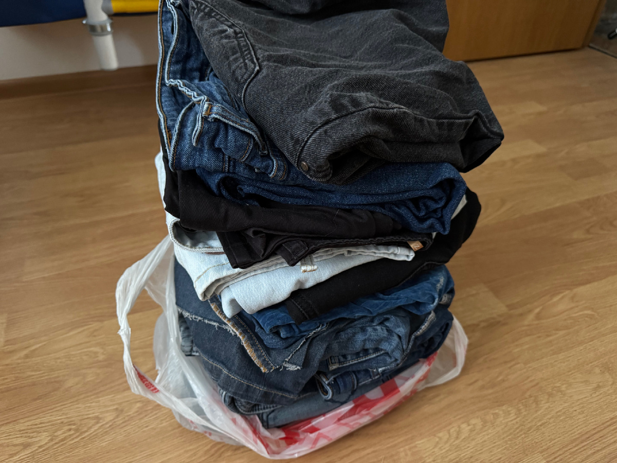 моя стопка джинсов, которые уже относила