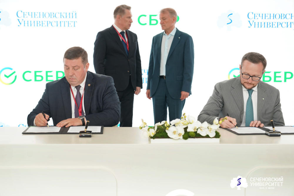 Подписание соглашения на ПМЭФ. Пётр Глыбочко слева, Сергей Жданов справа. Фото: Сеченовский Университет.