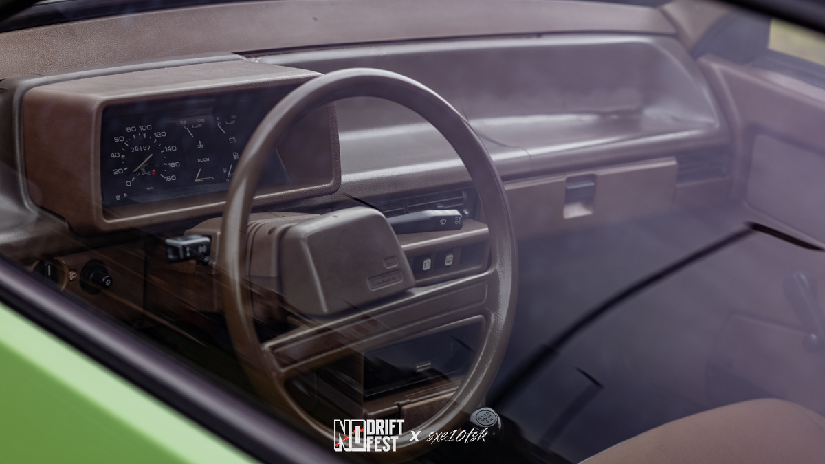 3 / 4 Коричневая низка панель, которая в 2010-ых считалась "нипацанской"