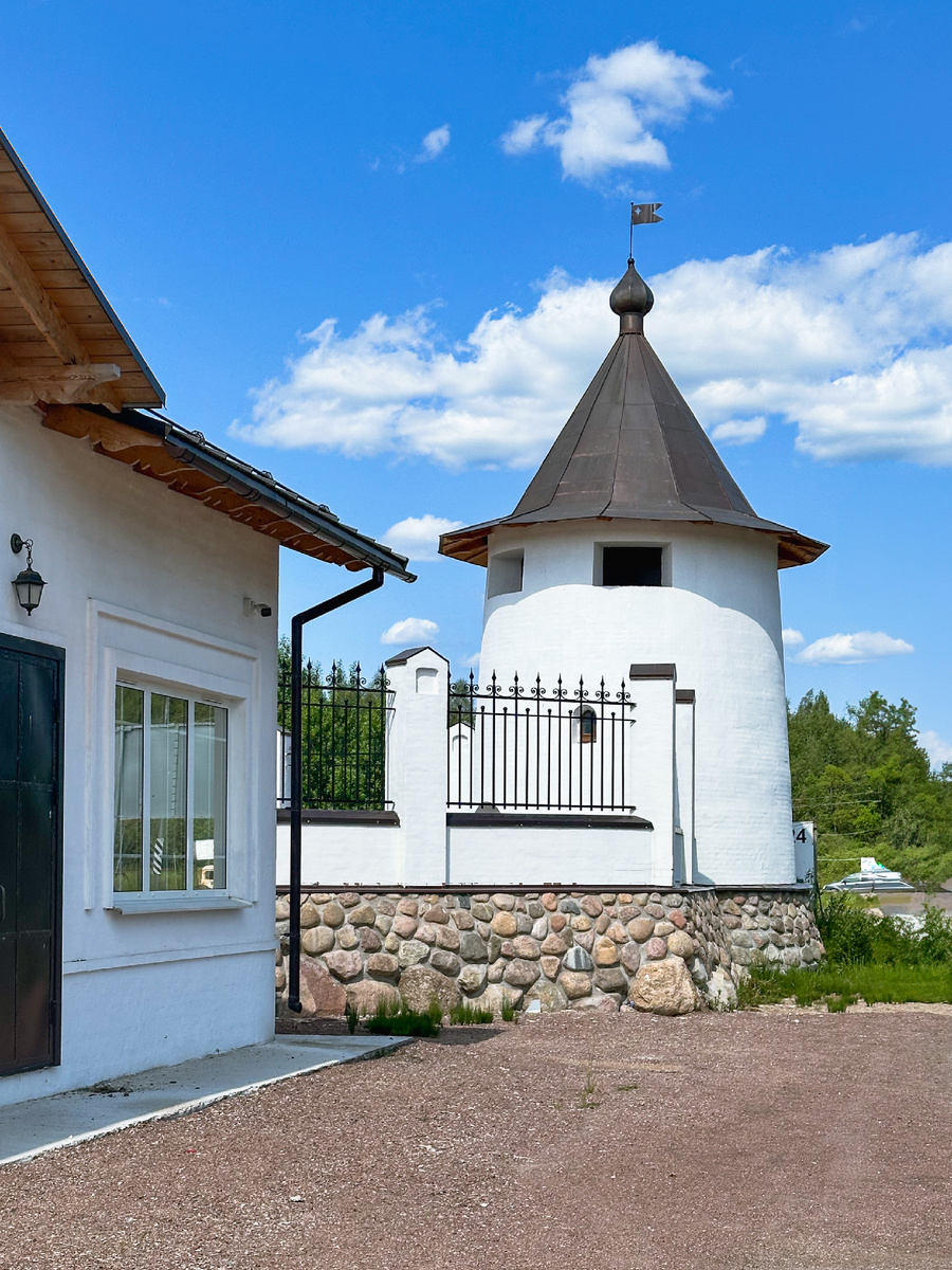 Стены и башня монастыря.