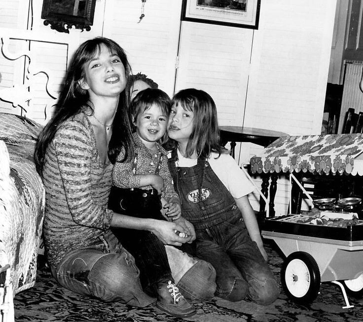 Джейн Биркин с дочерьми