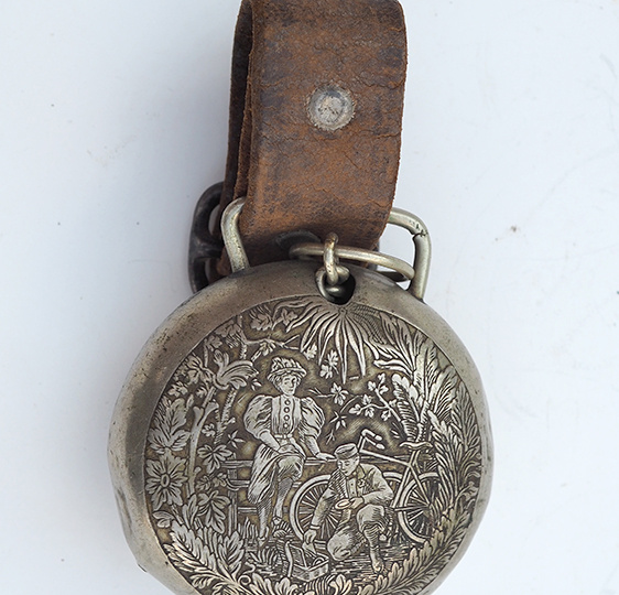 Велосипедный звонок-бубенчик 1890-х годов - необходимый аксессуар и предмет декоративно-прикладного искусства.