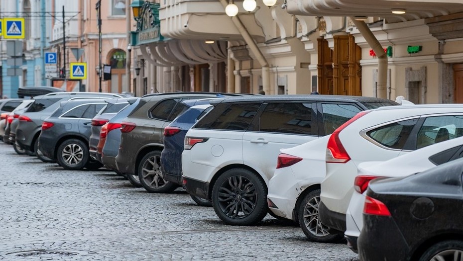    Припаркованные автомобили на Итальянской улице. Автор фото: Ермохин Сергей/ДП