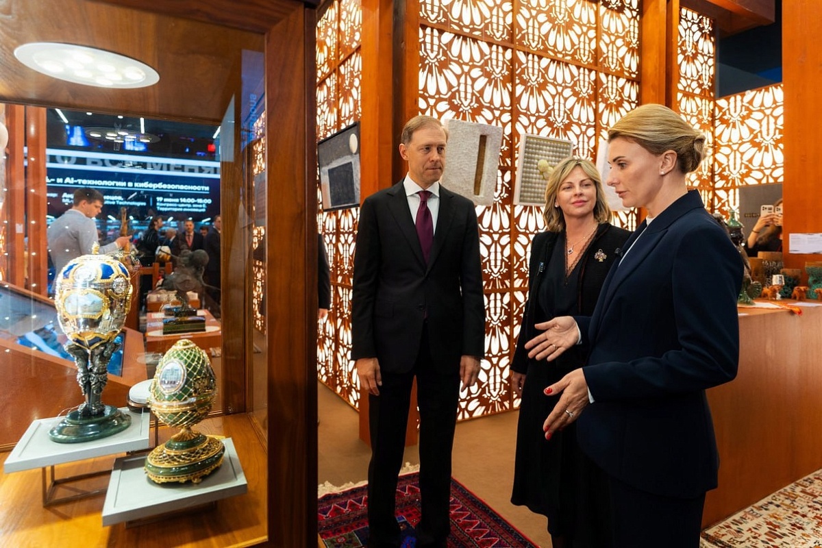 Источник: https://roscongress.org/news/denis-manturov-posetil-pavilon-dusha-rossii-na-pmef/?utm_referrer=https%3A%2F%2Fwww.google.com%2F