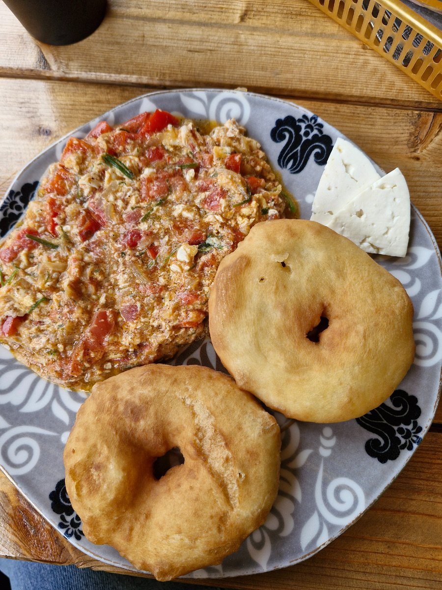 Шакшука по-дагестански и супер плюшки. Мммм...я такую вкусноту давно не ела. Как будто пришли в гости и нас накормили по-домашнему. 