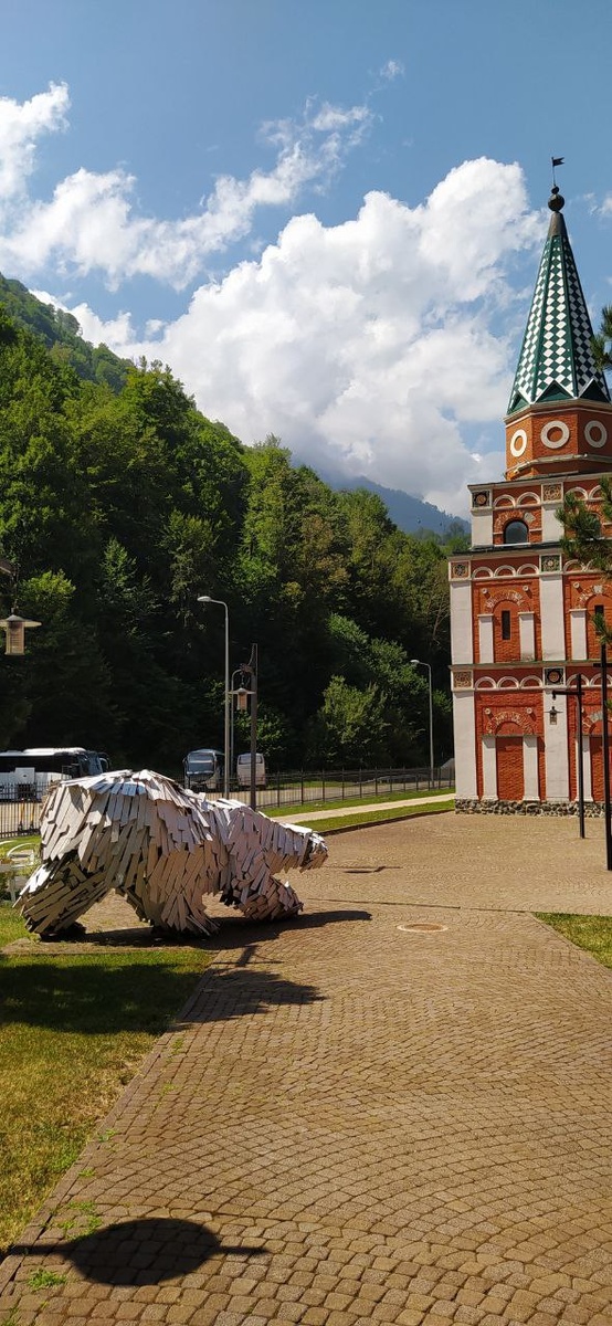 Отель расположен на территории павильона Сибирь, граничащего с Бурятией. А это - знаменитый медведь, а рядом павильон Казань.