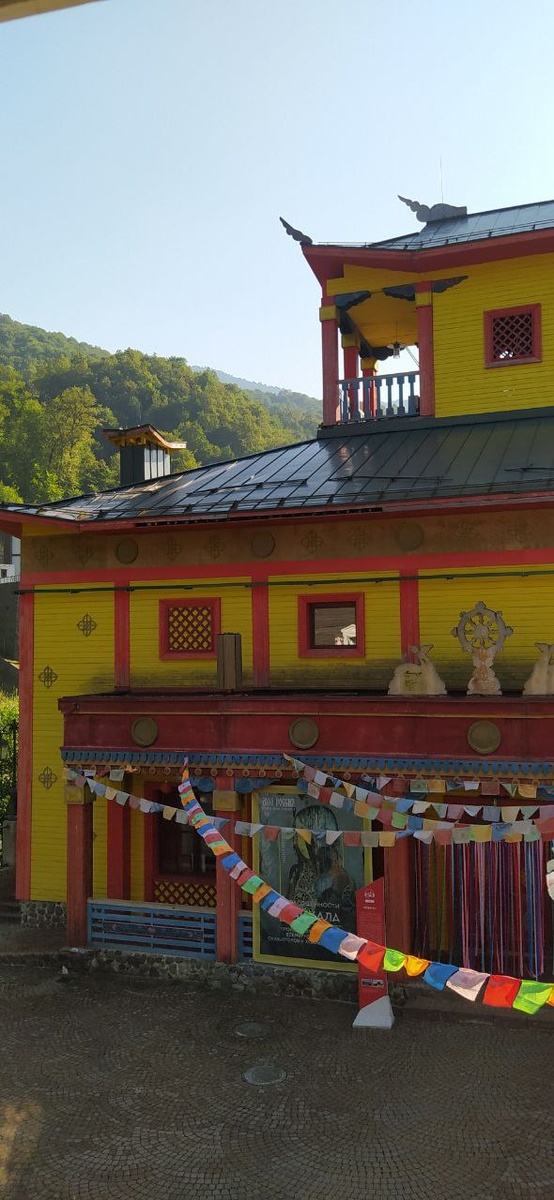 Вид на павильон Бурятия (пагода) из окна отеля. Приготовьтесь к бурятским мелодиям. 